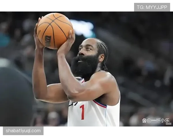 哈登利用挡拆创造多次空位三分，三分命中率显著提升