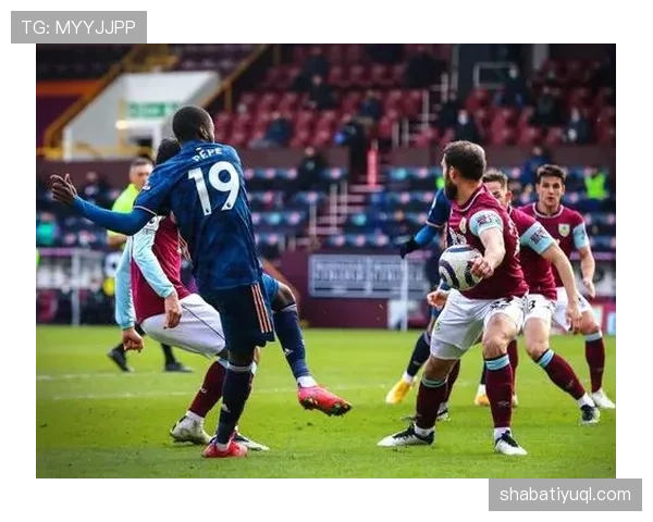 手臂自然位置判罚标准如何影响足球手球判定？