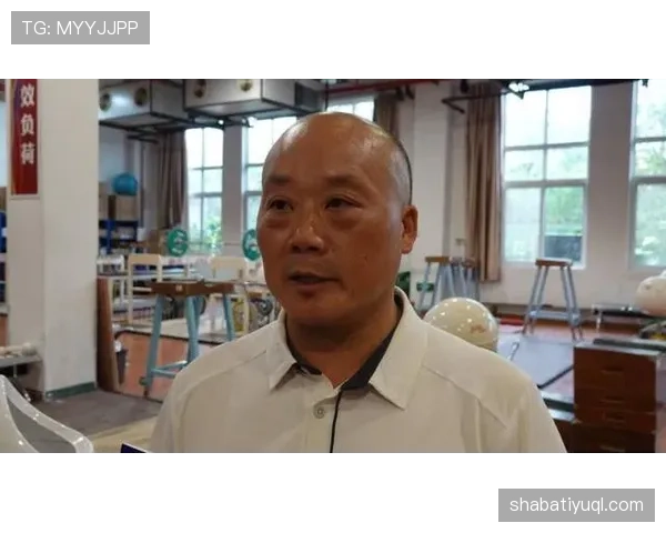 石智勇训练完直接拎走一麻袋蛋白粉，这哪是举重，分明是搬家