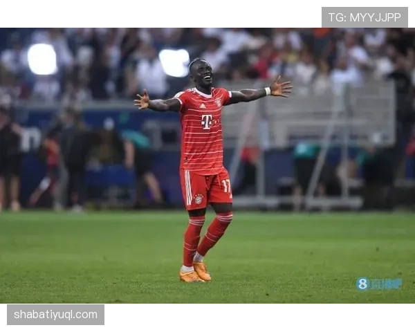 接管禁区盘带前插压制后防，前锋马内本赛季胜过上季